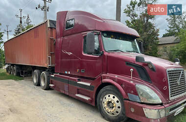 Тягач Volvo VNL 670 2004 в 