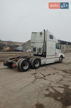 Тягач Volvo VNL 670 2003 в 
