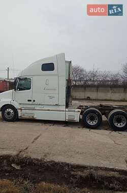 Тягач Volvo VNL 670 2003 в 