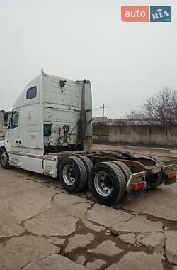 Тягач Volvo VNL 670 2003 в 