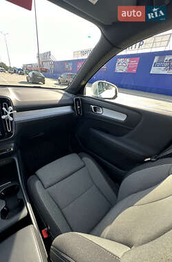 Внедорожник / Кроссовер Volvo XC40 2022 в 