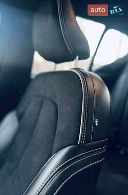 Внедорожник / Кроссовер Volvo XC40 2021 в 
