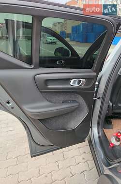 Позашляховик / Кросовер Volvo XC40 2019 в 