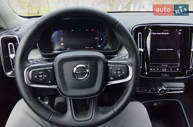 Внедорожник / Кроссовер Volvo XC40 2023 в 