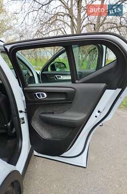 Внедорожник / Кроссовер Volvo XC40 2023 в 