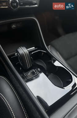 Позашляховик / Кросовер Volvo XC40 2021 в 