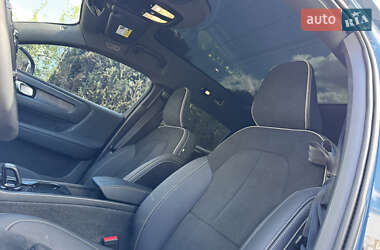 Позашляховик / Кросовер Volvo XC40 2023 в 