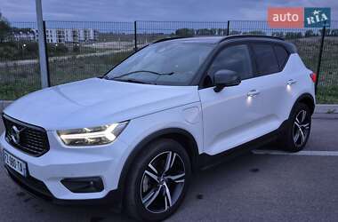 Позашляховик / Кросовер Volvo XC40 2021 в 