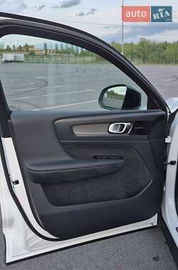 Позашляховик / Кросовер Volvo XC40 2021 в 