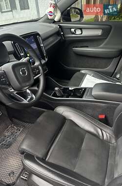 Внедорожник / Кроссовер Volvo XC40 2021 в 