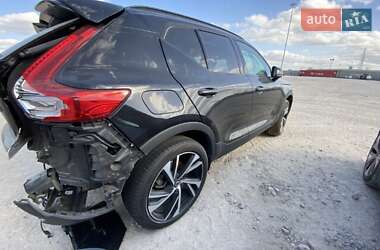 Позашляховик / Кросовер Volvo XC40 2020 в 