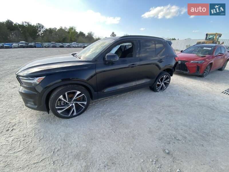 Позашляховик / Кросовер Volvo XC40 2020 в 