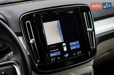 Позашляховик / Кросовер Volvo XC40 2020 в 
