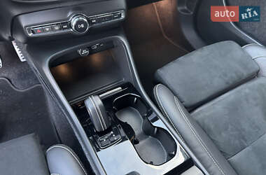 Позашляховик / Кросовер Volvo XC40 2021 в 