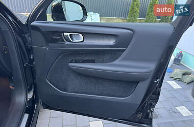 Позашляховик / Кросовер Volvo XC40 2021 в 