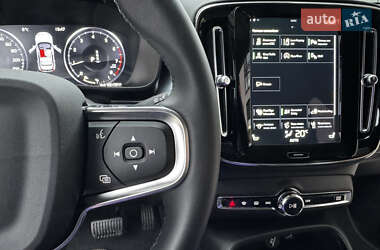Позашляховик / Кросовер Volvo XC40 2022 в 