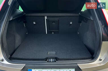 Позашляховик / Кросовер Volvo XC40 2023 в 