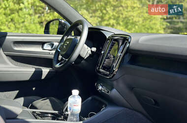 Внедорожник / Кроссовер Volvo XC40 2023 в 