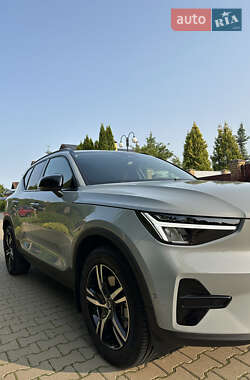 Позашляховик / Кросовер Volvo XC40 2025 в 