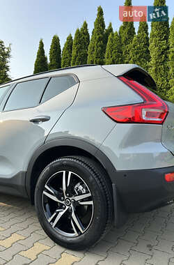 Позашляховик / Кросовер Volvo XC40 2025 в 
