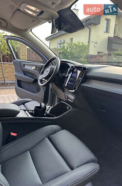 Позашляховик / Кросовер Volvo XC40 2025 в 