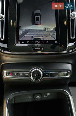 Внедорожник / Кроссовер Volvo XC40 2021 в 
