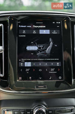 Внедорожник / Кроссовер Volvo XC40 2021 в 