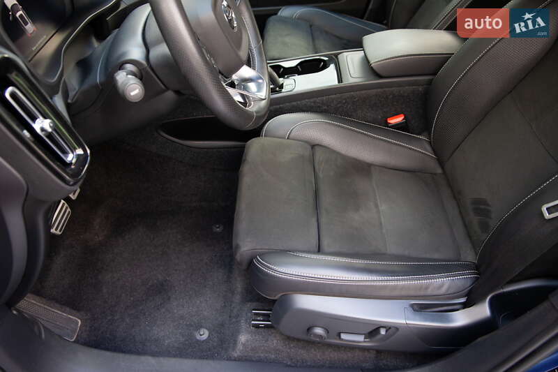 Внедорожник / Кроссовер Volvo XC40 2021 в Киеве