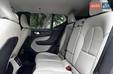 Внедорожник / Кроссовер Volvo XC40 2018 в 