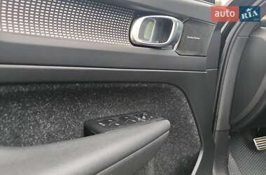 Позашляховик / Кросовер Volvo XC40 2018 в 