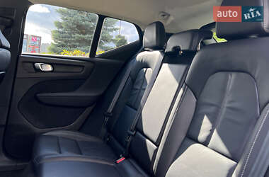 Позашляховик / Кросовер Volvo XC40 2022 в 