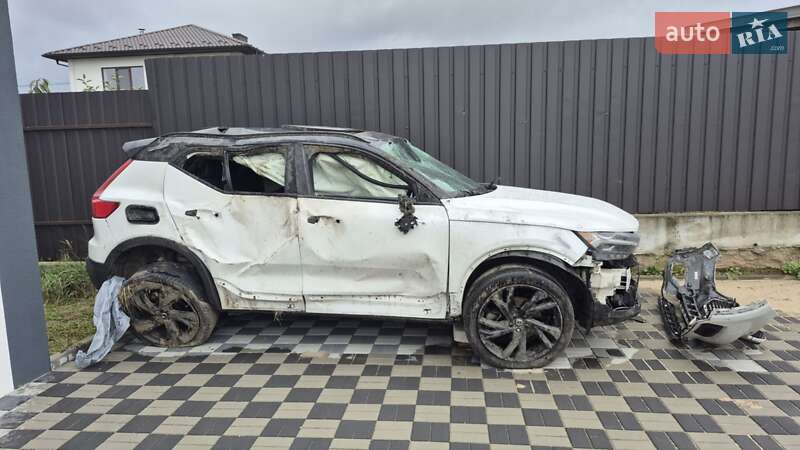 Позашляховик / Кросовер Volvo XC40 2018 в 