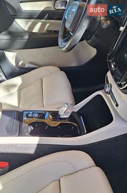 Внедорожник / Кроссовер Volvo XC40 2018 в 