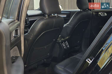Внедорожник / Кроссовер Volvo XC40 2021 в 