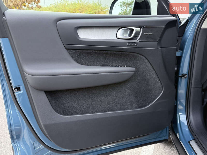 Внедорожник / Кроссовер Volvo XC40 2024 в Киеве