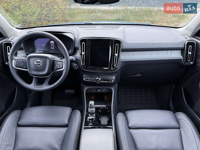 Внедорожник / Кроссовер Volvo XC40 2024 в Киеве