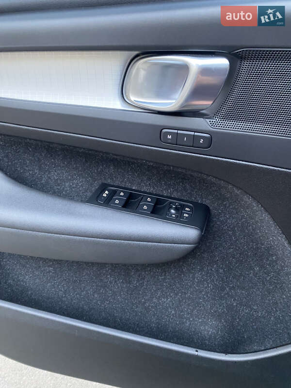 Внедорожник / Кроссовер Volvo XC40 2020 в Киеве