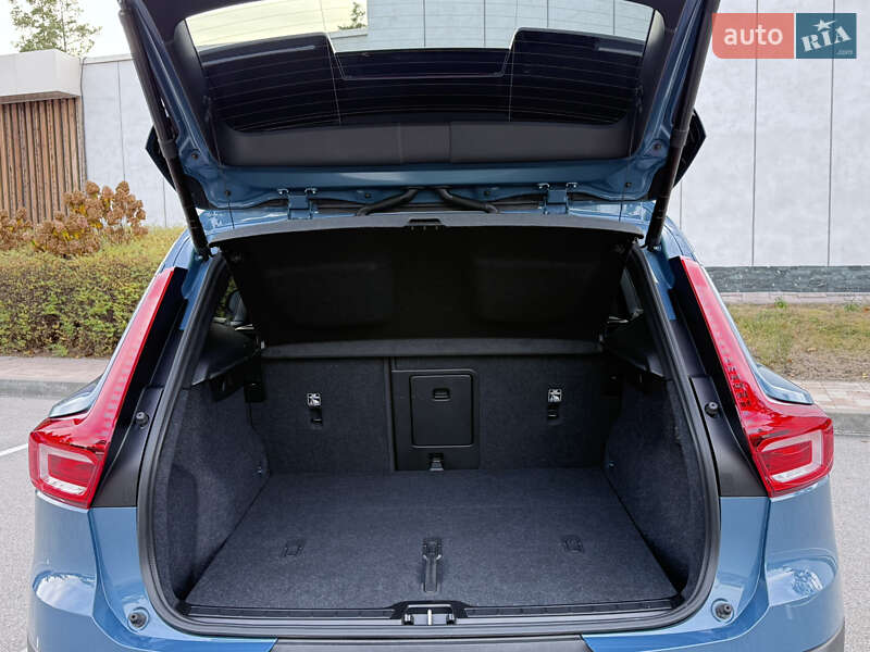 Внедорожник / Кроссовер Volvo XC40 2024 в Киеве