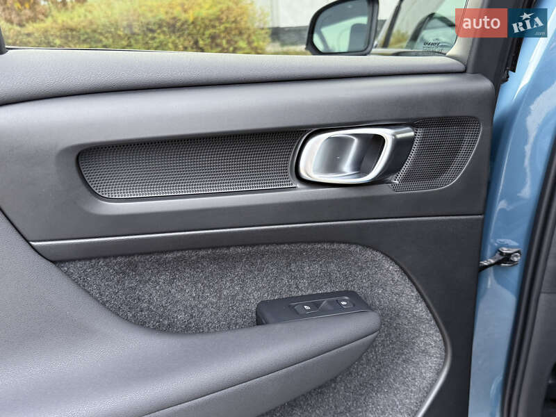 Внедорожник / Кроссовер Volvo XC40 2024 в Киеве