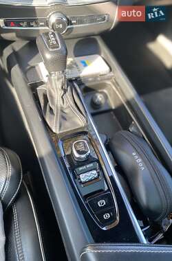 Внедорожник / Кроссовер Volvo XC60 2018 в 