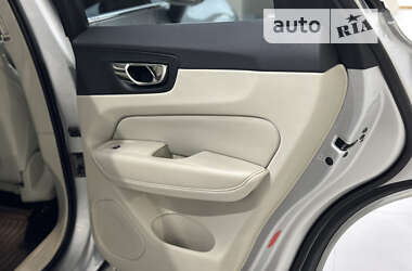 Внедорожник / Кроссовер Volvo XC60 2017 в 