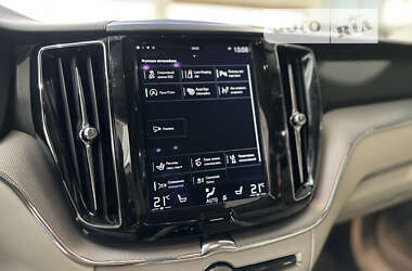 Внедорожник / Кроссовер Volvo XC60 2017 в 
