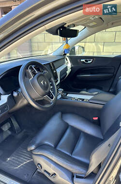 Внедорожник / Кроссовер Volvo XC60 2018 в 