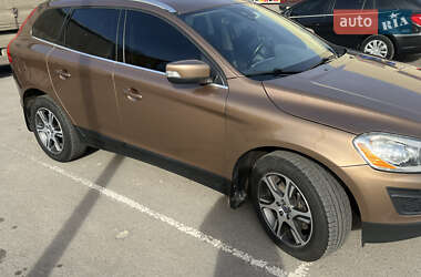 Внедорожник / Кроссовер Volvo XC60 2013 в 
