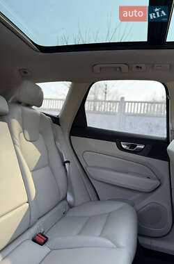Позашляховик / Кросовер Volvo XC60 2023 в 