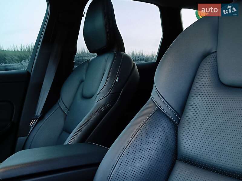 Внедорожник / Кроссовер Volvo XC60 2021 в Киеве