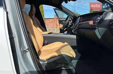 Внедорожник / Кроссовер Volvo XC60 2023 в 