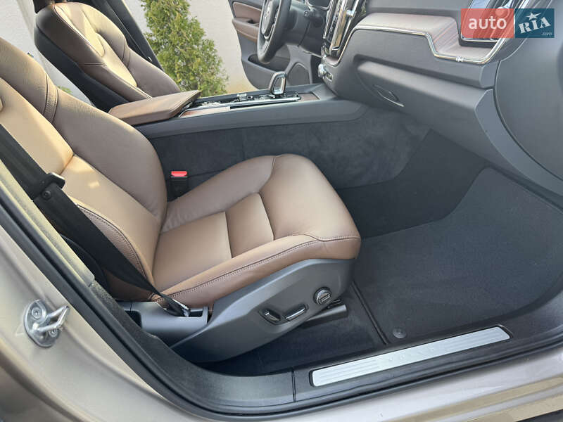 Внедорожник / Кроссовер Volvo XC60 2024 в Ужгороде