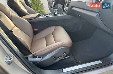 Позашляховик / Кросовер Volvo XC60 2024 в 