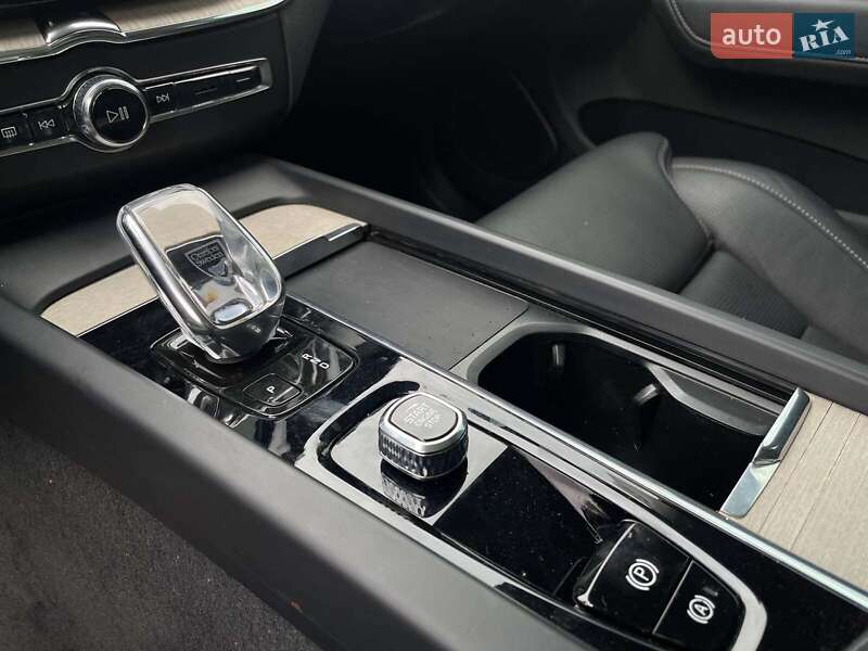 Внедорожник / Кроссовер Volvo XC60 2021 в Киеве